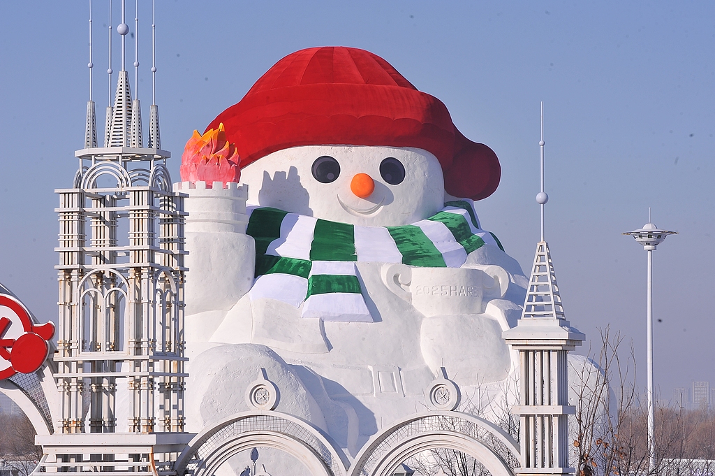 This photo taken on December 22, 2024 shows a giant snowman holding a trophy and a torch in Harbin, Heilongjiang Province. /VCG