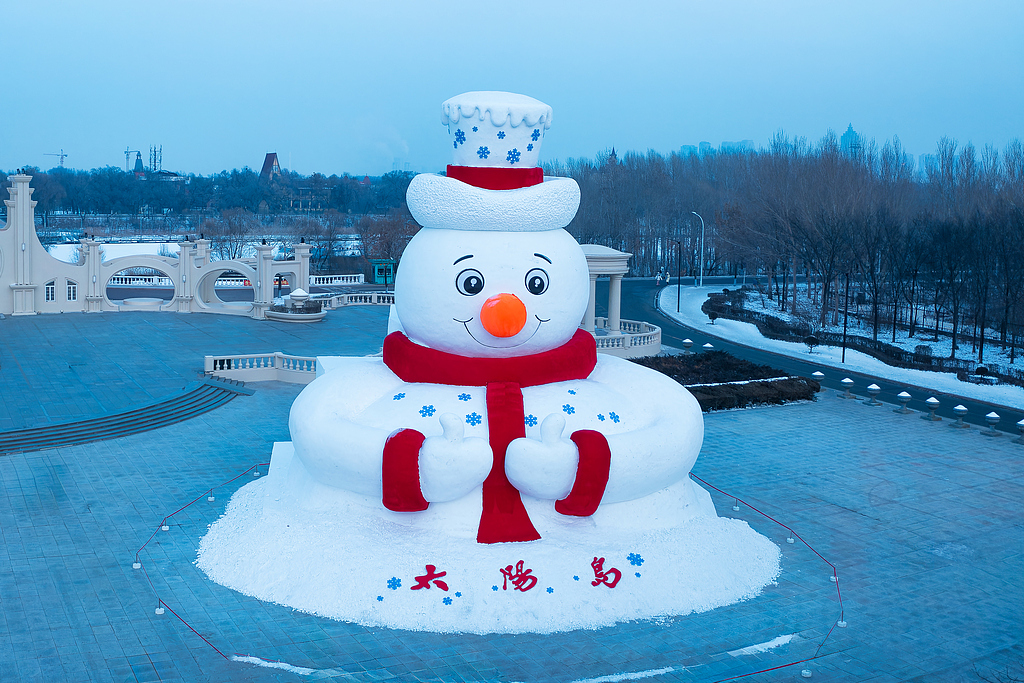 This photo taken on December 19, 2024 shows a giant snowman wearing a top hat in Harbin, Heilongjiang Province. /VCG