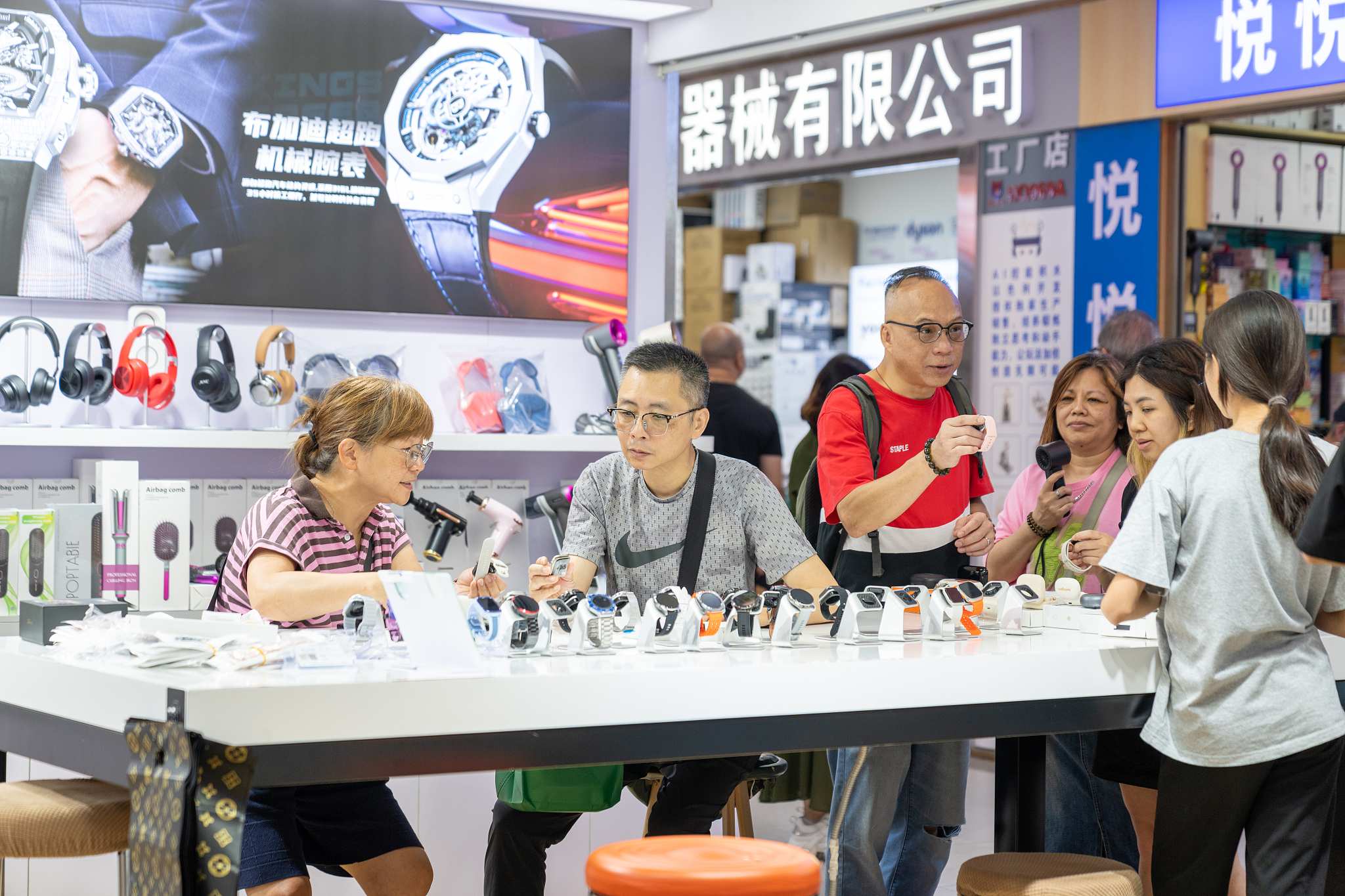 Shoppers browsing at an electronics shop amid an ongoing nationwide trade-in subsidy program, Shenzhen, China, September 28, 2024. /CFP