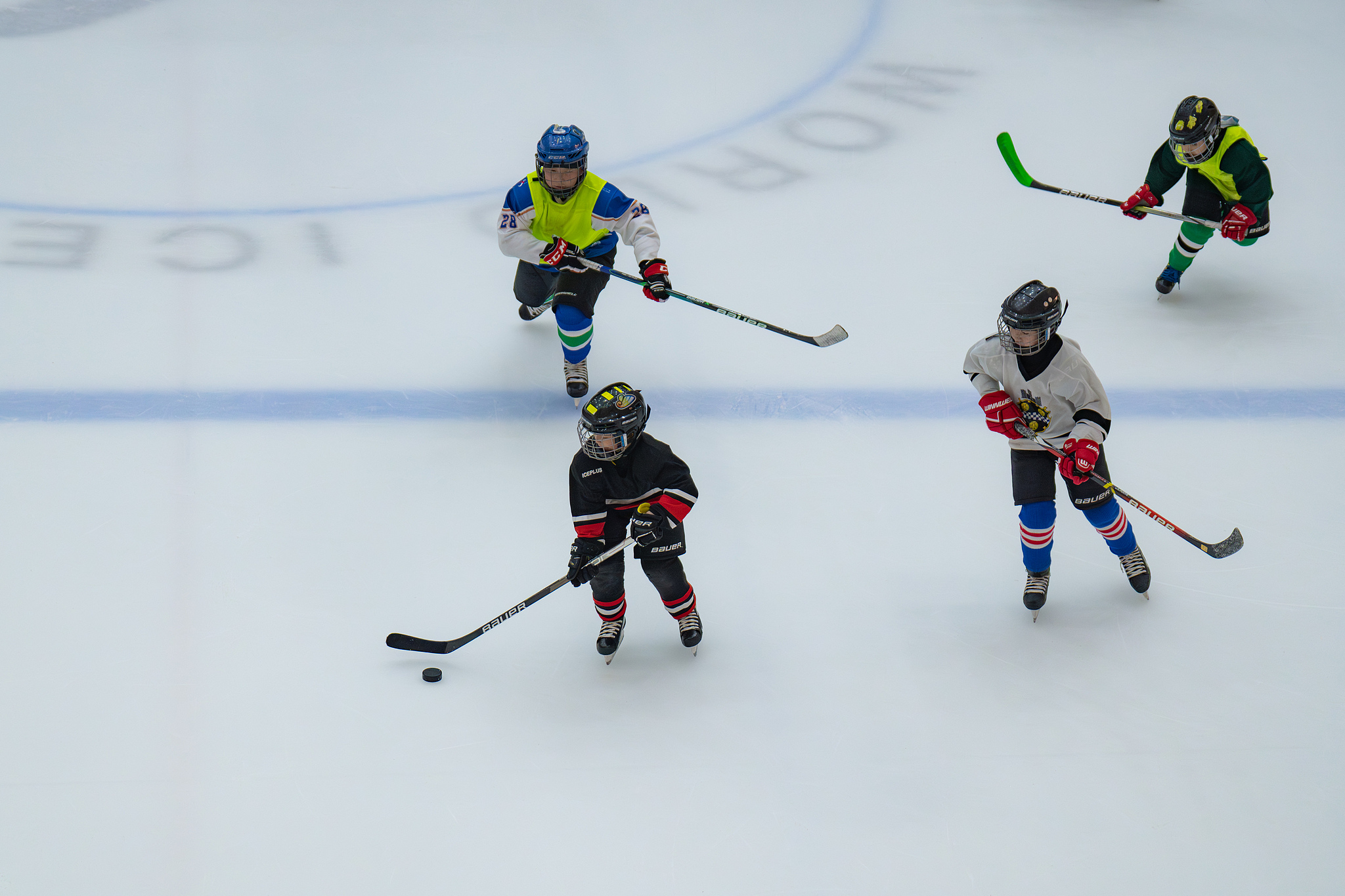 Children playing ice hockey in Chongqing, China, December 27, 2024. /CFP