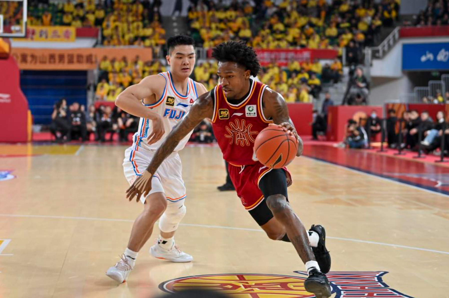 Brandon Goodwin (R) of the Shanxi Loongs penetrates in the game against the Fujian Sturgeons in Taiyuan, north China