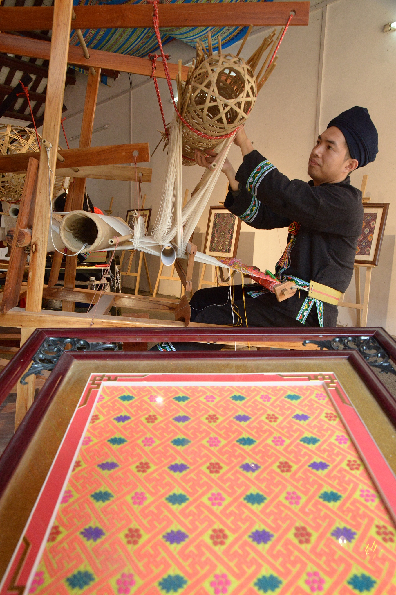 Liang Hengyuan, an inheritor of Zhuang brocade techniques, works at a studio in Xincheng County, Guangxi Zhuang Autonomous Region. /CFP