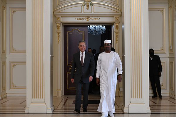 Chinese Foreign Minister Wang Yi (L) meets with Chadian President Mahamat Idriss Deby Itno in Chad's capital, N'Djamena, January 8, 2025. /Chinese Foreign Ministry 