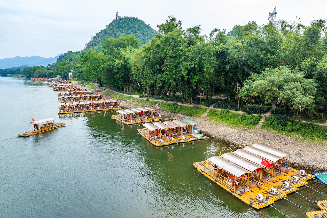 Electric bamboo rafts carry tourists along the Lijiang River in Guilin City, Guangxi Zhuang Autonomous Region, south China, September 24, 2024. /CFP