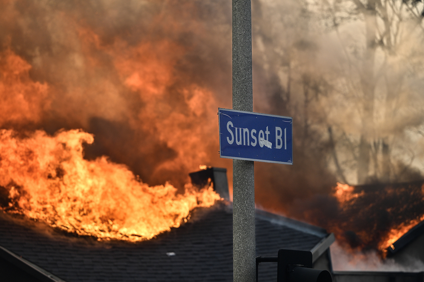 A home burns along Sunset Boulevard during the Palisades Fire in Pacific Palisades, California, U.S., January 8, 2025. /CFP