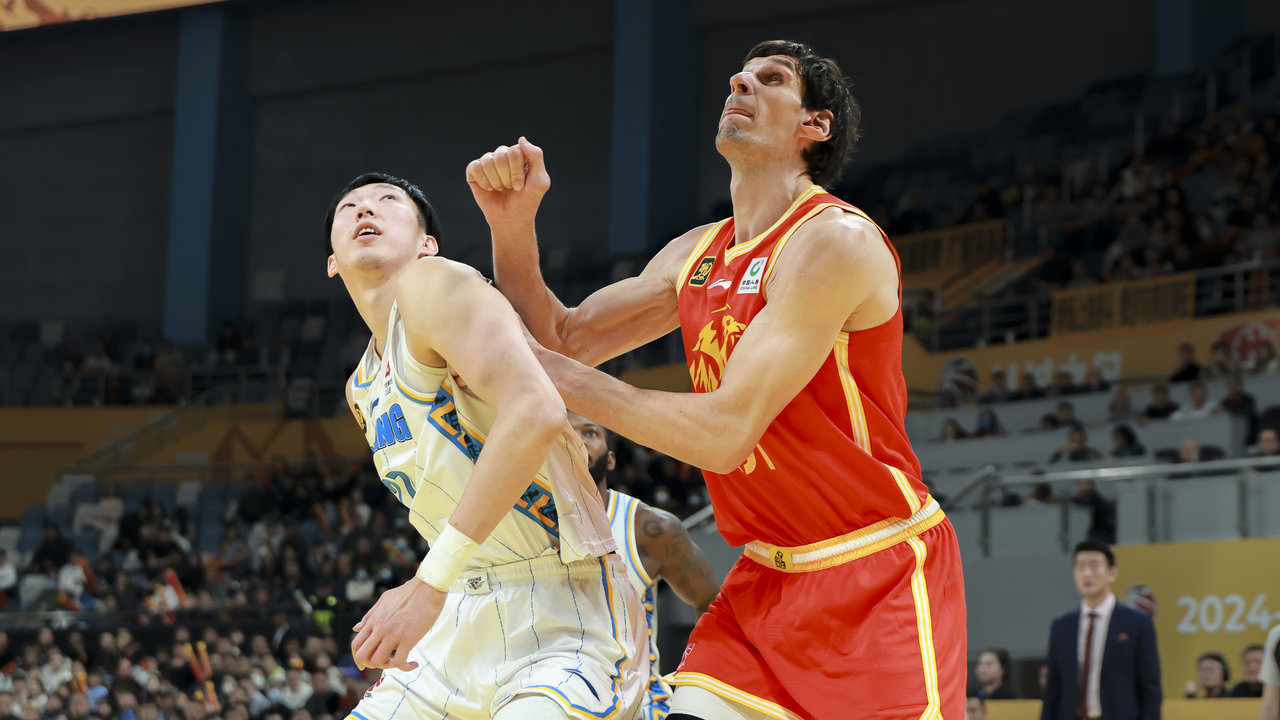 Zhou Qi (L) of the Beijing Ducks and Boban Marjanovic of the Guangsha Lions tussle with each other in the game in Hangzhou, east China's Zhejiang Province, January 8, 2025. /Guangsha Lions