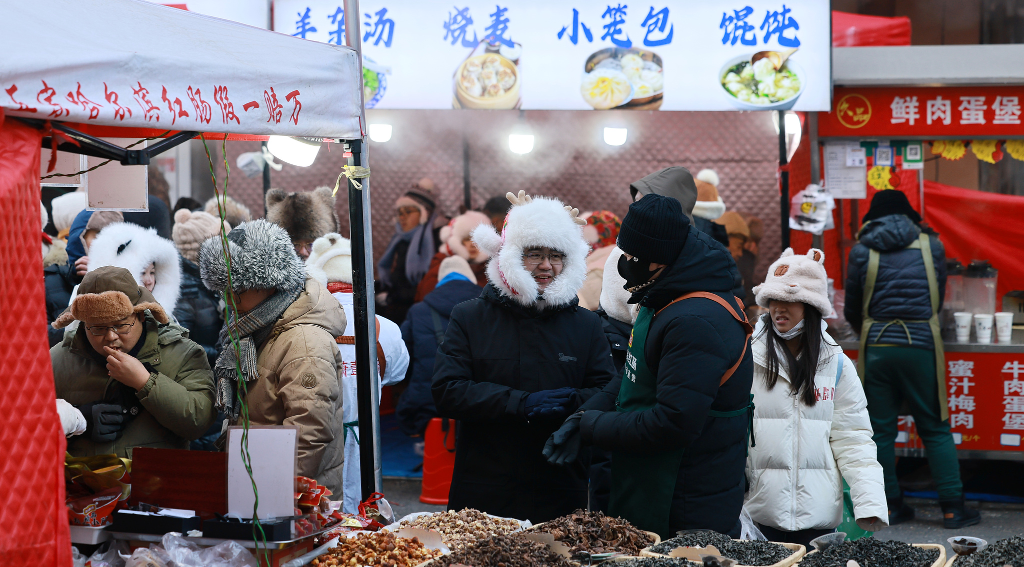 People enjoy delicious local food at a morning market in Harbin, Heilongjiang Province, China, January 5, 2025. /CFP