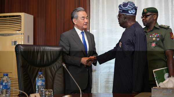 Chinese Foreign Minister Wang Yi (L), also a member of the Political Bureau of the Communist Party of China Central Committee, shakes hands with Nigerian President Bola Tinubu (C) in Abuja, Nigeria, January 9, 2025. /Chinese Foreign Ministry