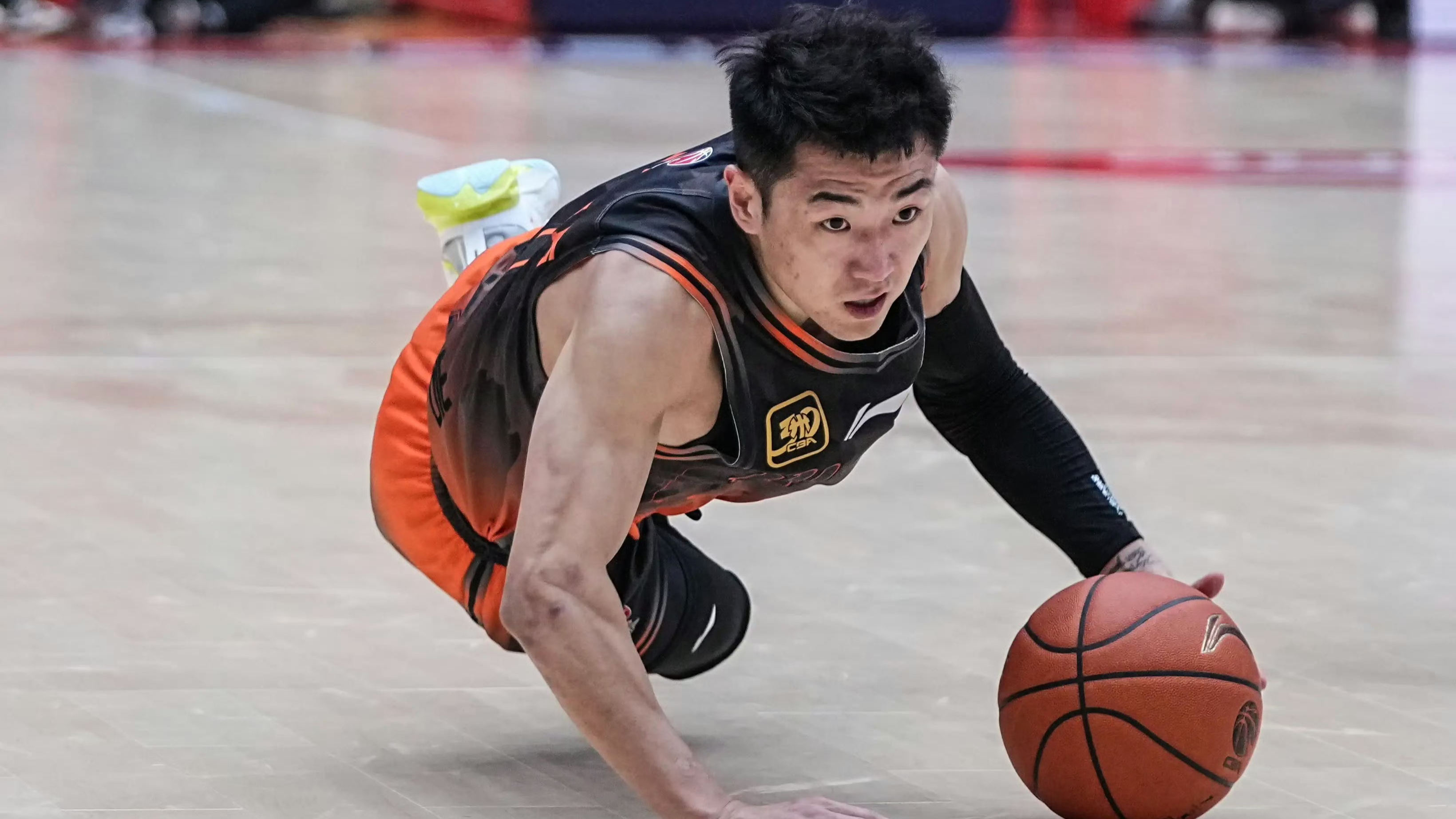 Gao Shiyan of the Shandong Kylins dives for the ball in a Chinese Basketball Association game against the Jilin Northeast Tigers in Jinan, Shandong Province, China, January 9, 2025. /CBA