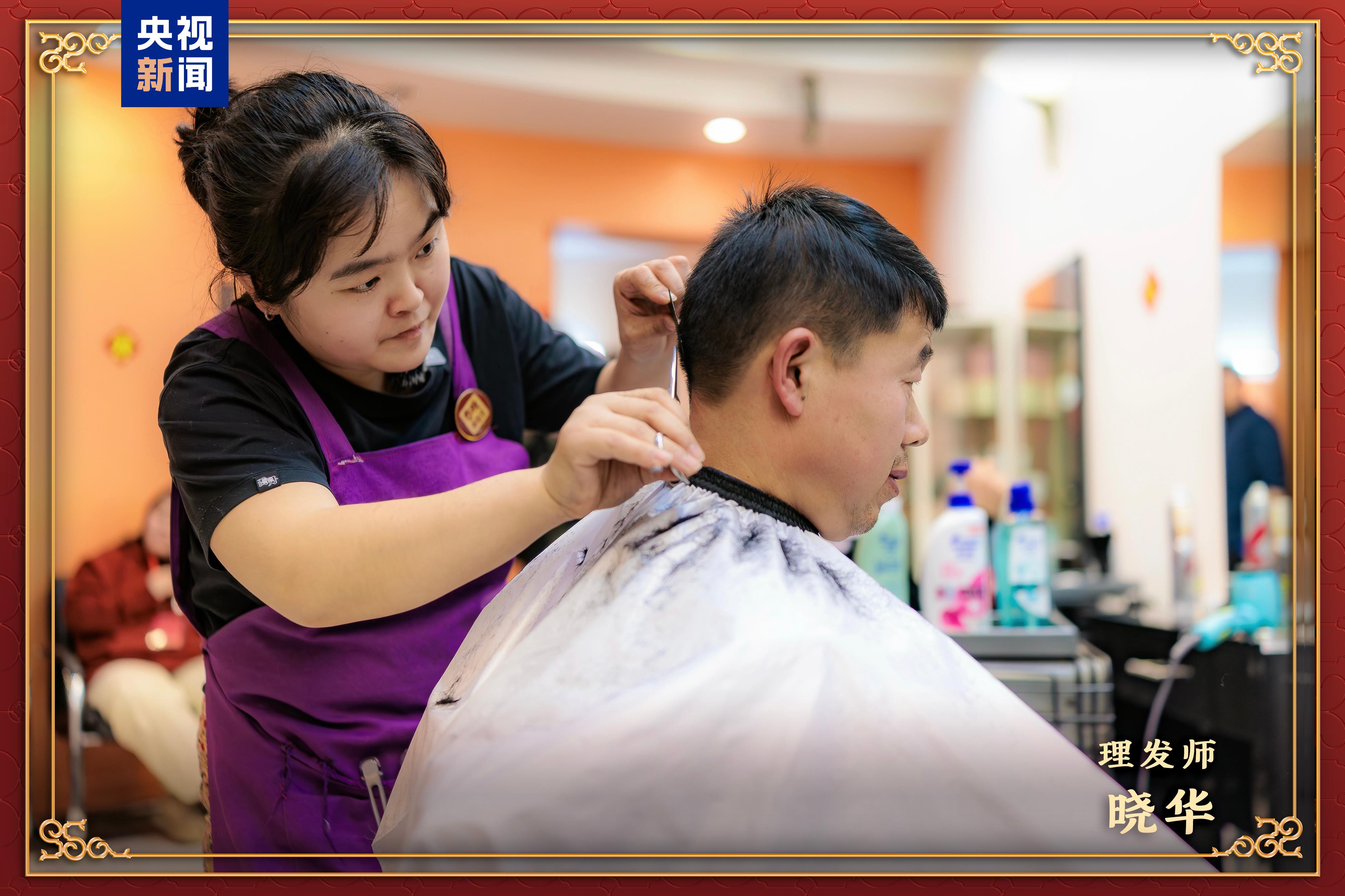 Xiao Hua (L), a specially invited hairstylist for the Gala, works during the second rehearsal. /CMG