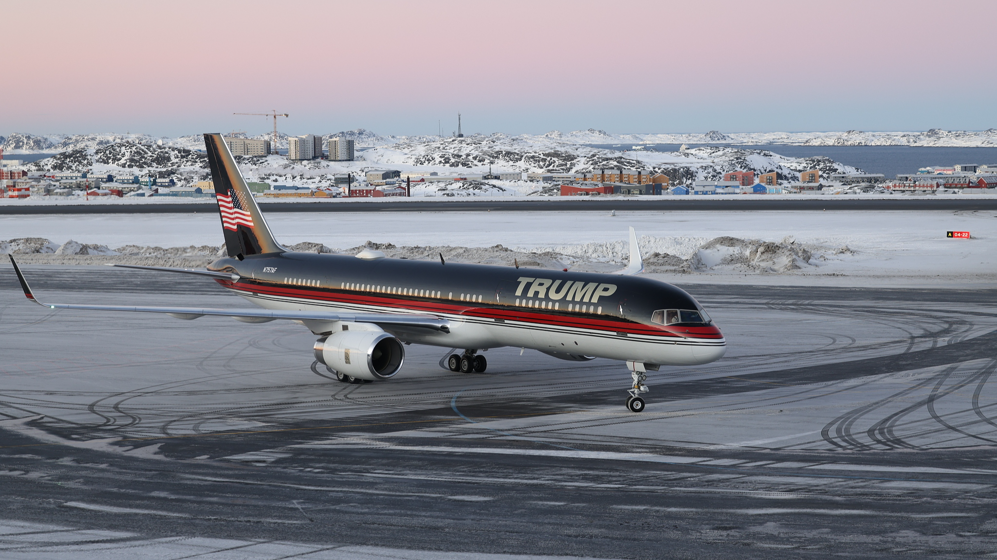 A plane carrying Donald Trump Jr. lands in Nuuk, Greenland, January 7, 2025. /CFP 