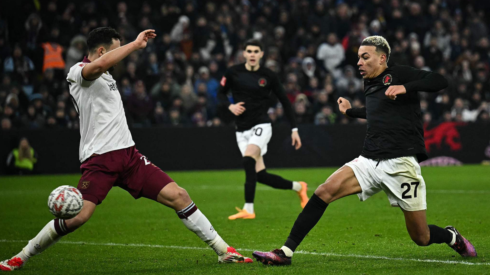 Players from Aston Villa and West Ham face off in a third-round F.A. Cup match in Birmingham, United Kingdom, January 10, 2024. /CFP