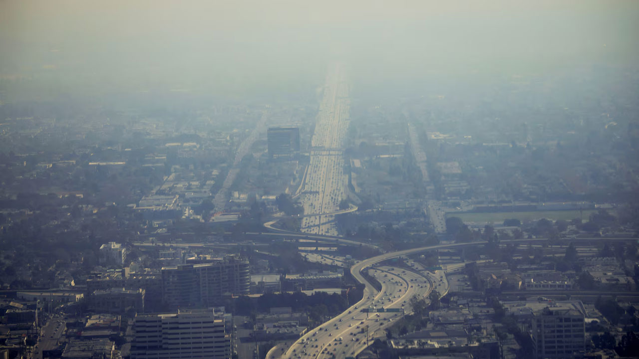 Los Angeles amidst the smoke following the Palisades Fire at the Pacific Palisades neighborhood in Los Angeles, California, U.S. January 10, 2025. /Reuters