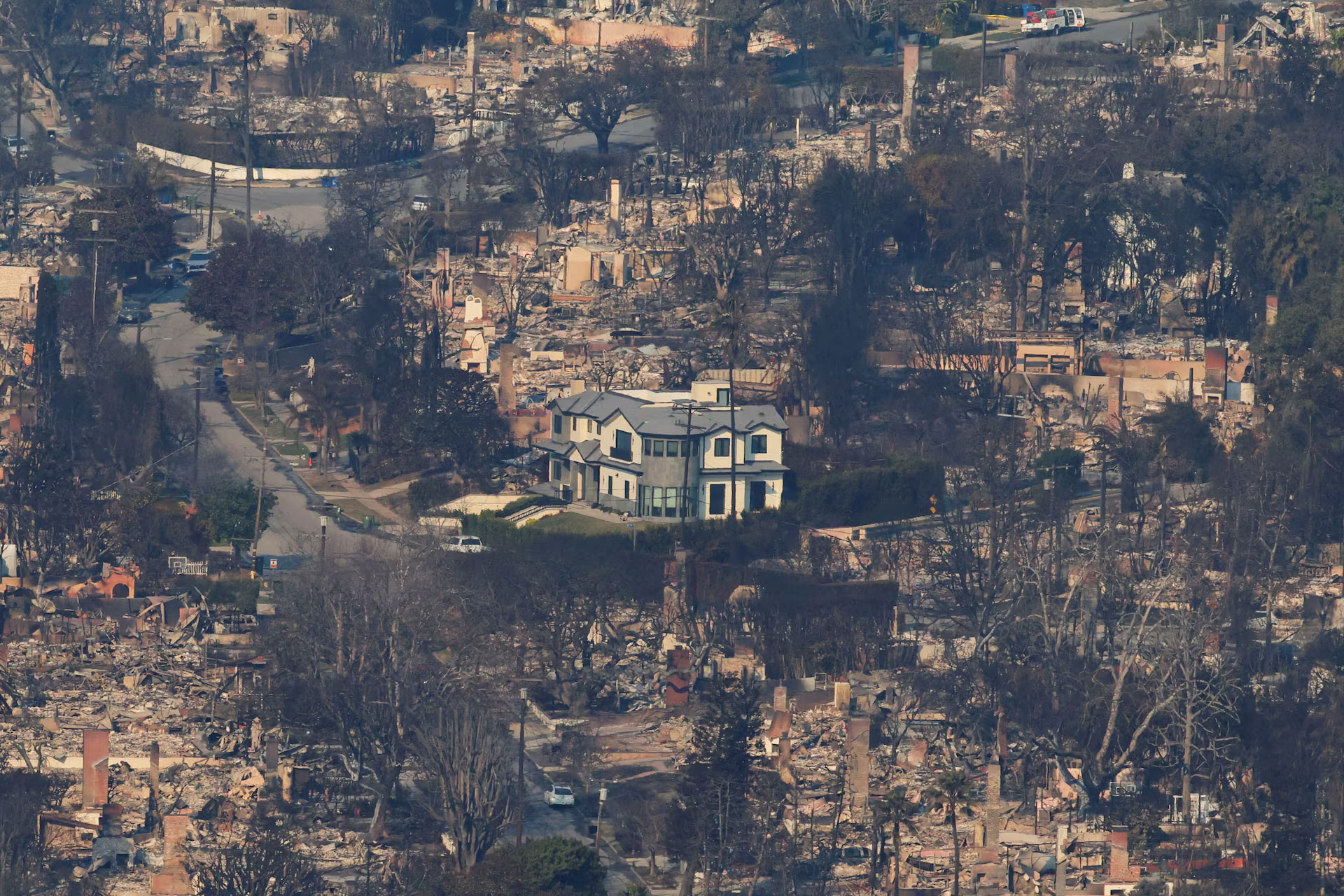 Debris from burned properties, following the Palisades Fire at the Pacific Palisades neighborhood in Los Angeles, January 10, 2025. /Reuters