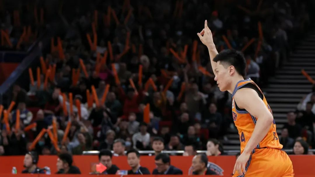 The Shanghai Sharks defeated the Guangzhou Loong Lions to clinch their 15th straight win in the Chinese Basketball Association in Shanghai, China, January 10, 2024. /CBA