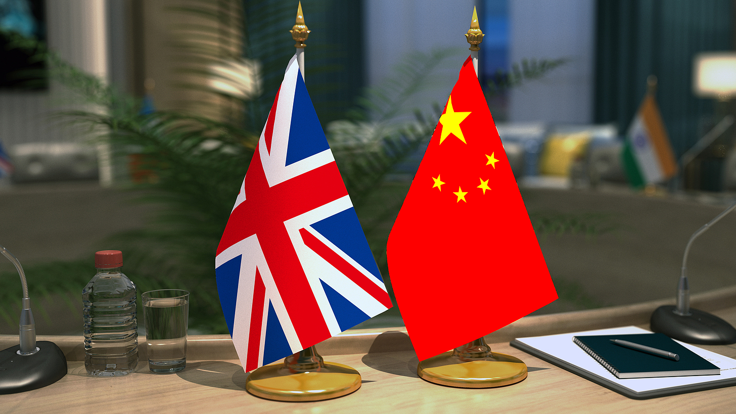 The national flags of the United Kingdom and China. /CFP