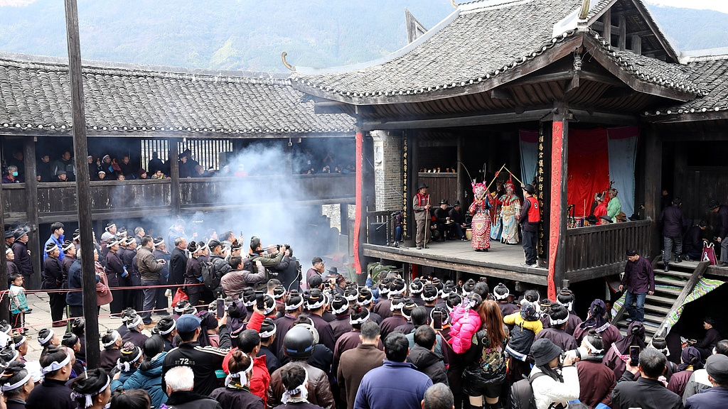 File photo shows people appreciating the Gui Opera in Sanjiang, Guangxi, China. /VCG