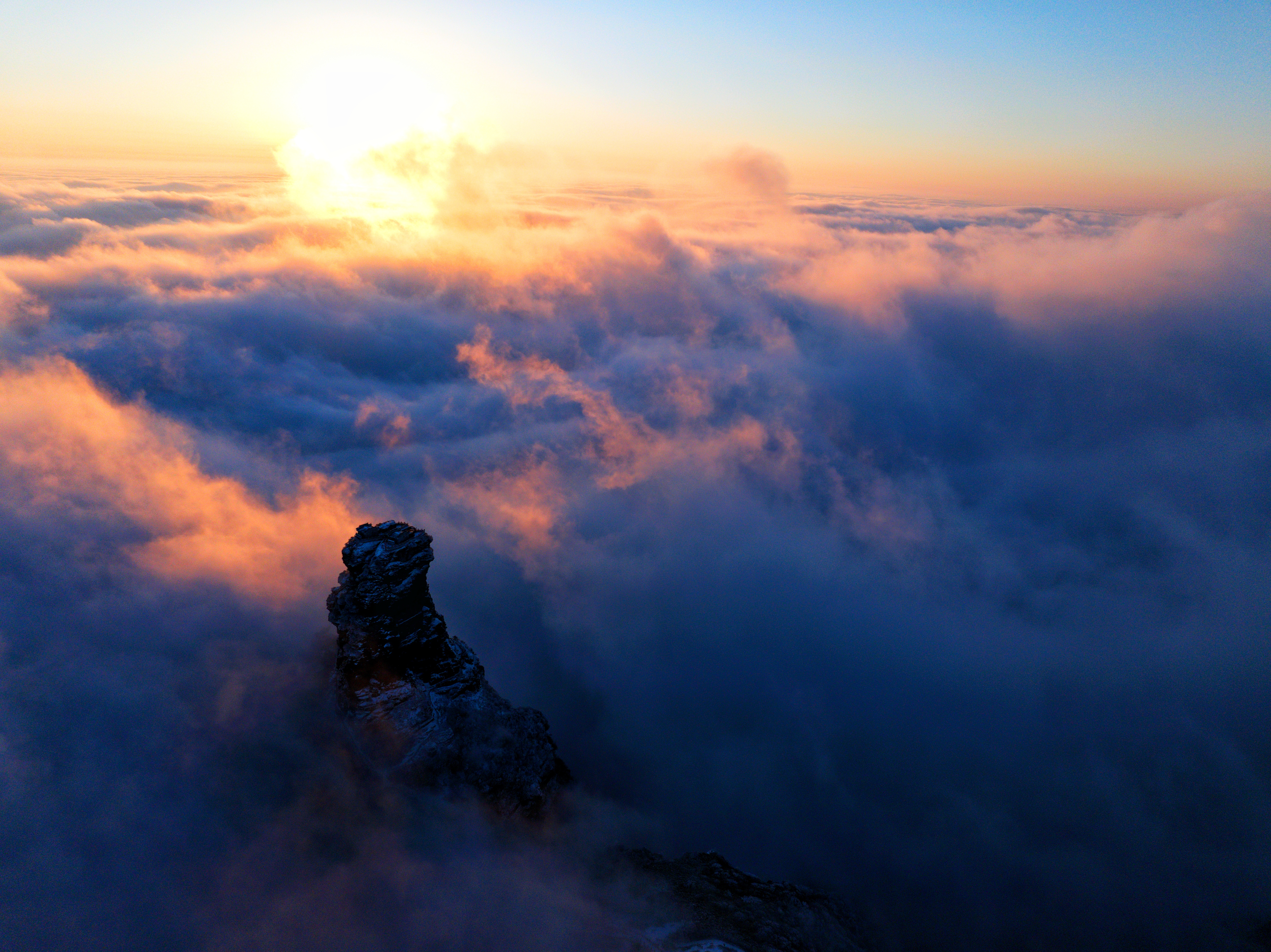 A rare optical phenomenon appears at Fanjing Mountain after snow in Guizhou Province on January 9, 2024. /Photo provided to CGTN