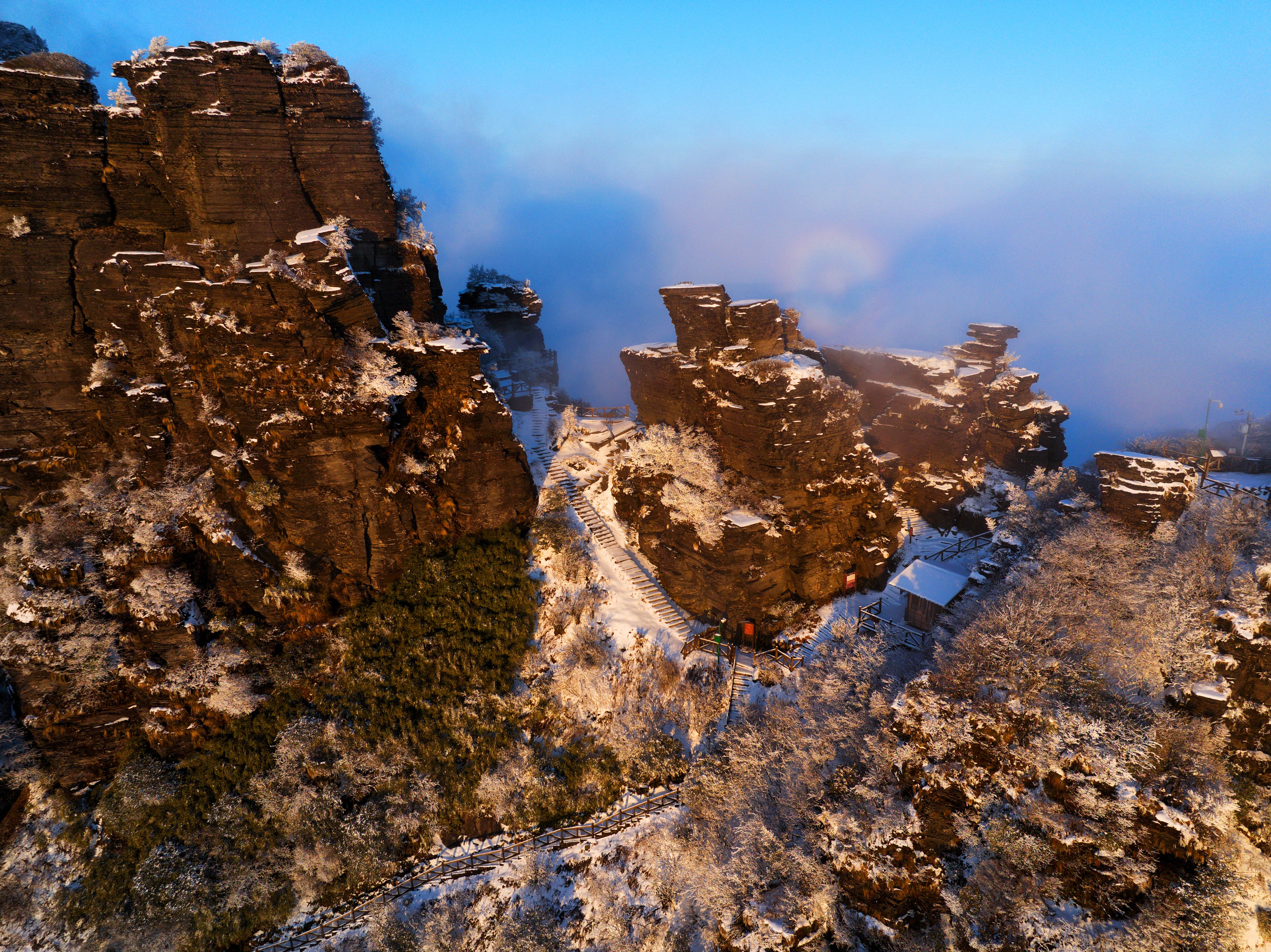 A rare optical phenomenon appears at Fanjing Mountain after snow in Guizhou Province on January 9, 2024. /Photo provided to CGTN