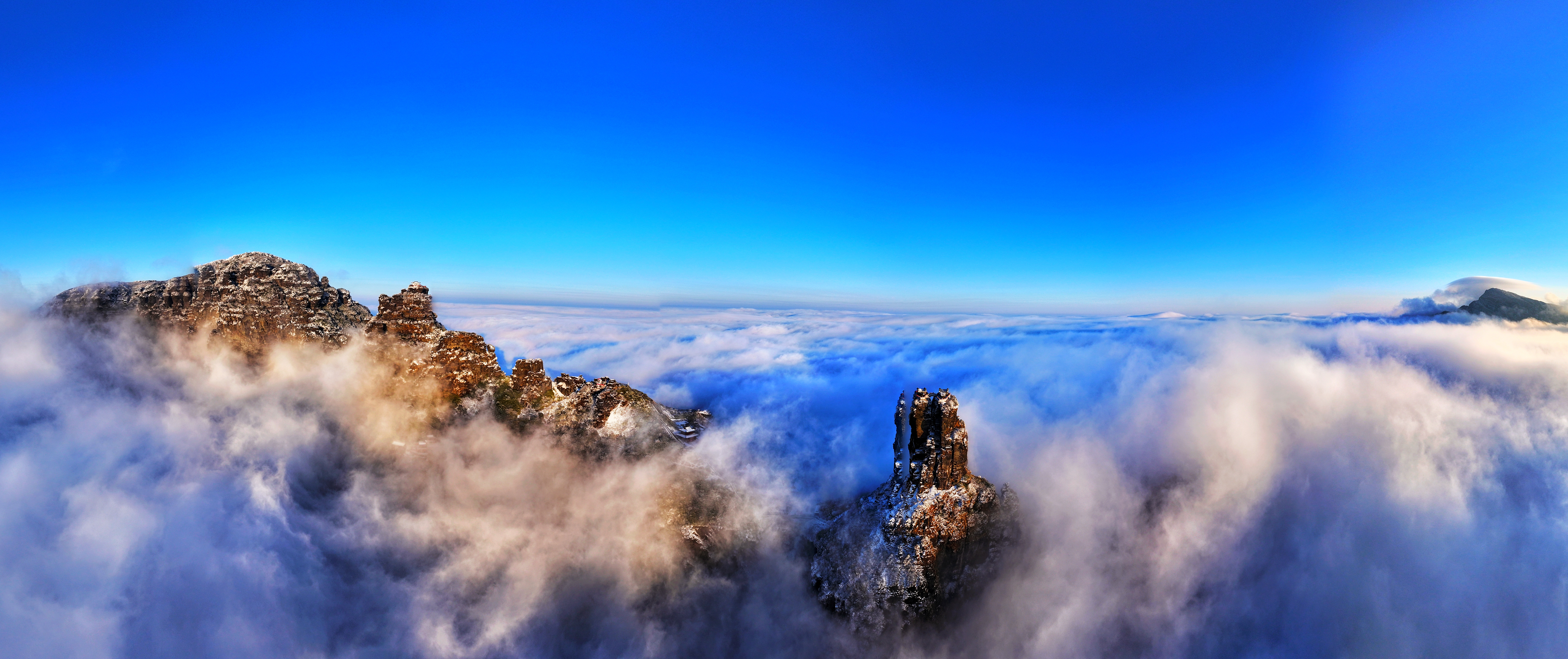 A rare optical phenomenon appears at Fanjing Mountain after snow in Guizhou Province on January 9, 2024. /Photo provided to CGTN