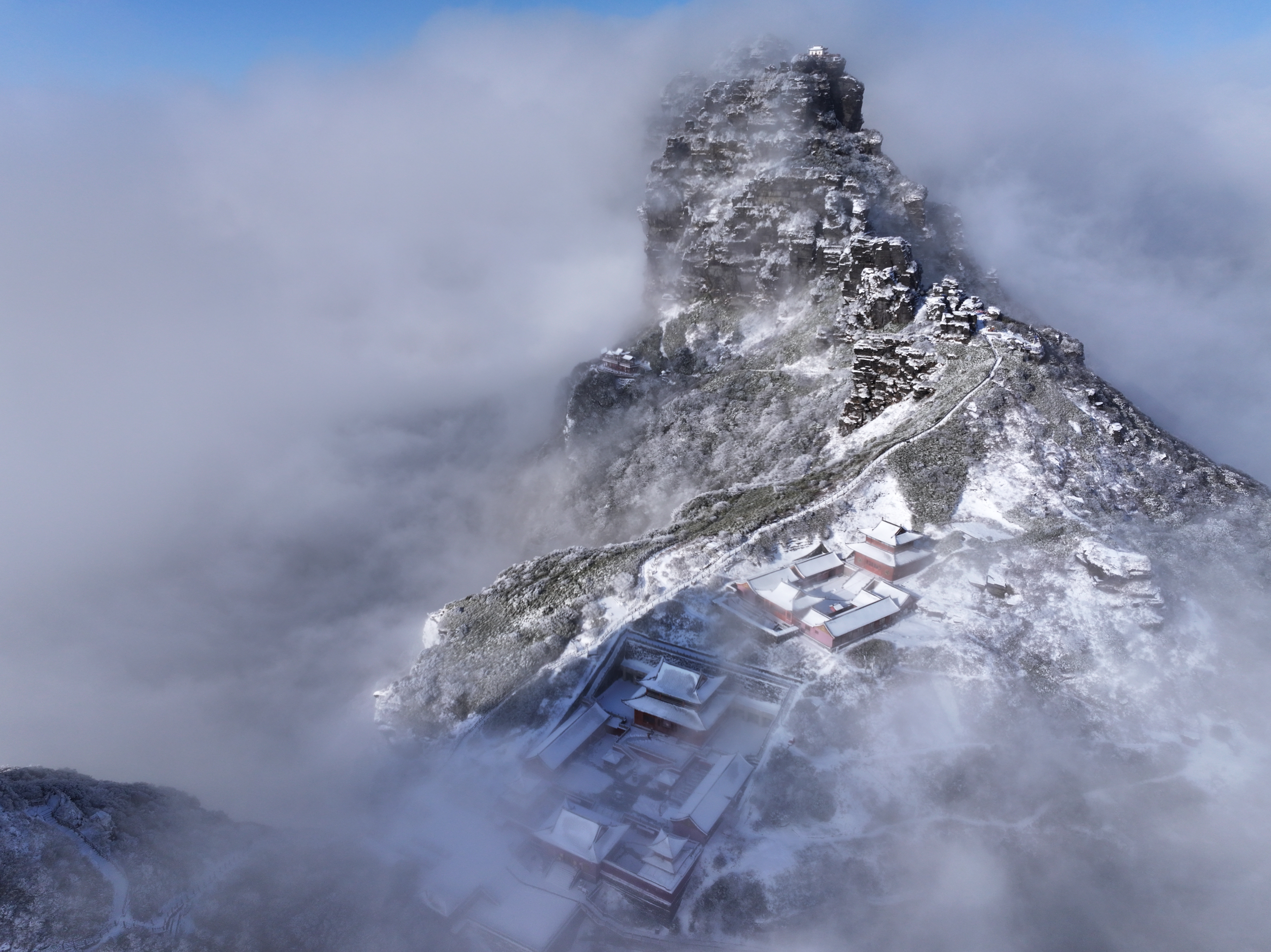 A rare optical phenomenon appears at Fanjing Mountain after snow in Guizhou Province on January 9, 2024. /Photo provided to CGTN