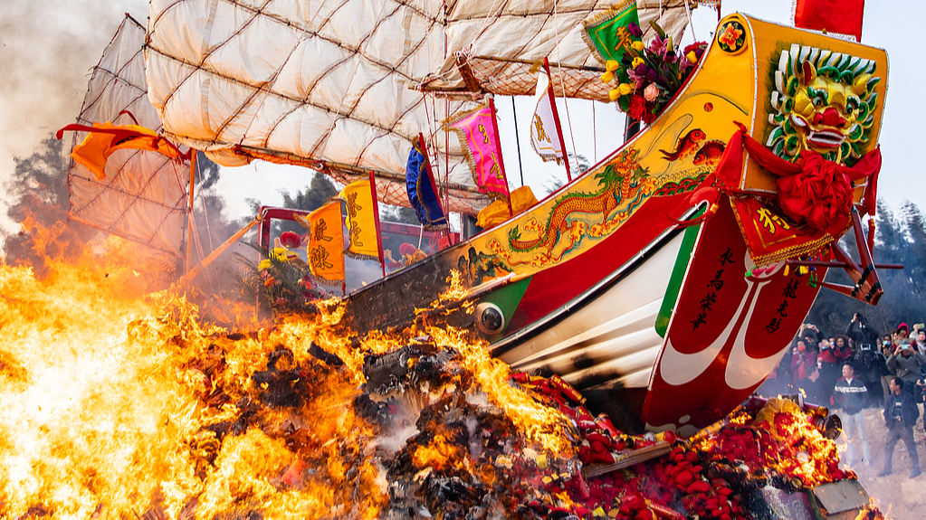 Ship set on fire at Fujian's Wangchuan ceremony