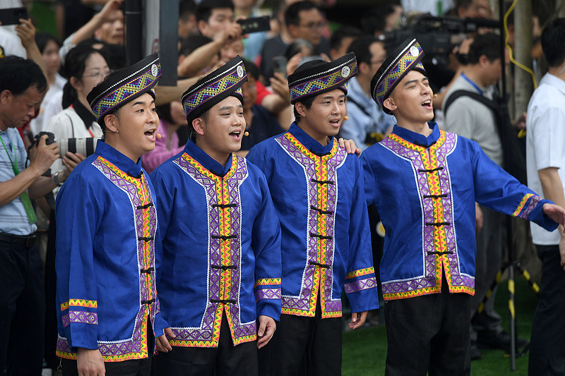 A file photo shows Zhuang people gathering to celebrate the Sanyuesan Festival in Nanning City, Guangxi Zhuang Autonomous Region. /VCG