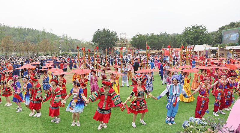 A file photo shows Zhuang people gathering to celebrate the Sanyuesan Festival in Nanning City, Guangxi Zhuang Autonomous Region. /VCG