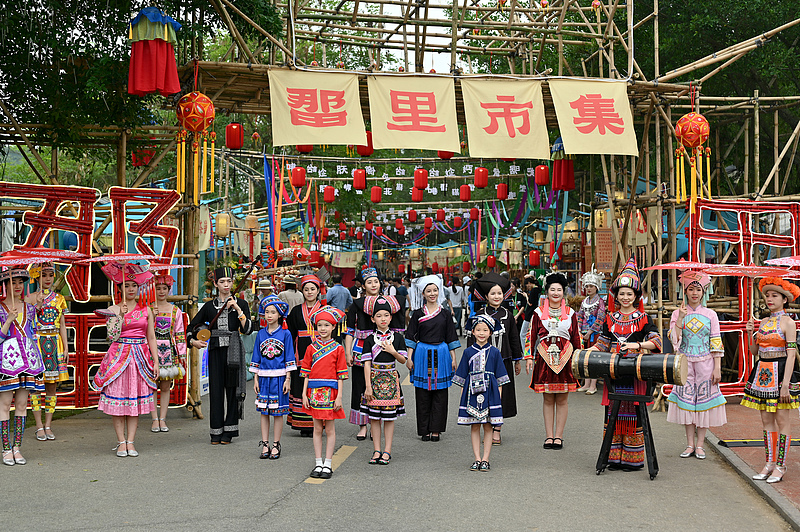 A file photo shows Zhuang people gathering to celebrate the Sanyuesan Festival in Nanning City, Guangxi Zhuang Autonomous Region. /VCG