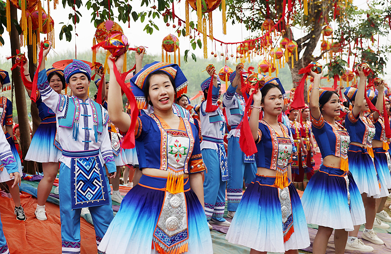 A file photo shows Zhuang people gathering to celebrate the Sanyuesan Festival in Nanning City, Guangxi Zhuang Autonomous Region. /VCG