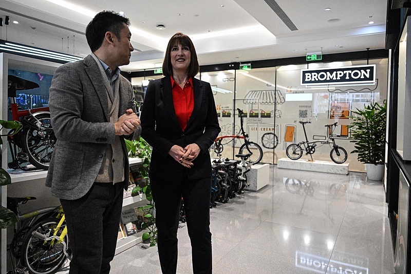 The UK's Chancellor of the Exchequer Rachel Reeves (R) visits a Brompton flagship store in Beijing, January 11, 2025. /CFP