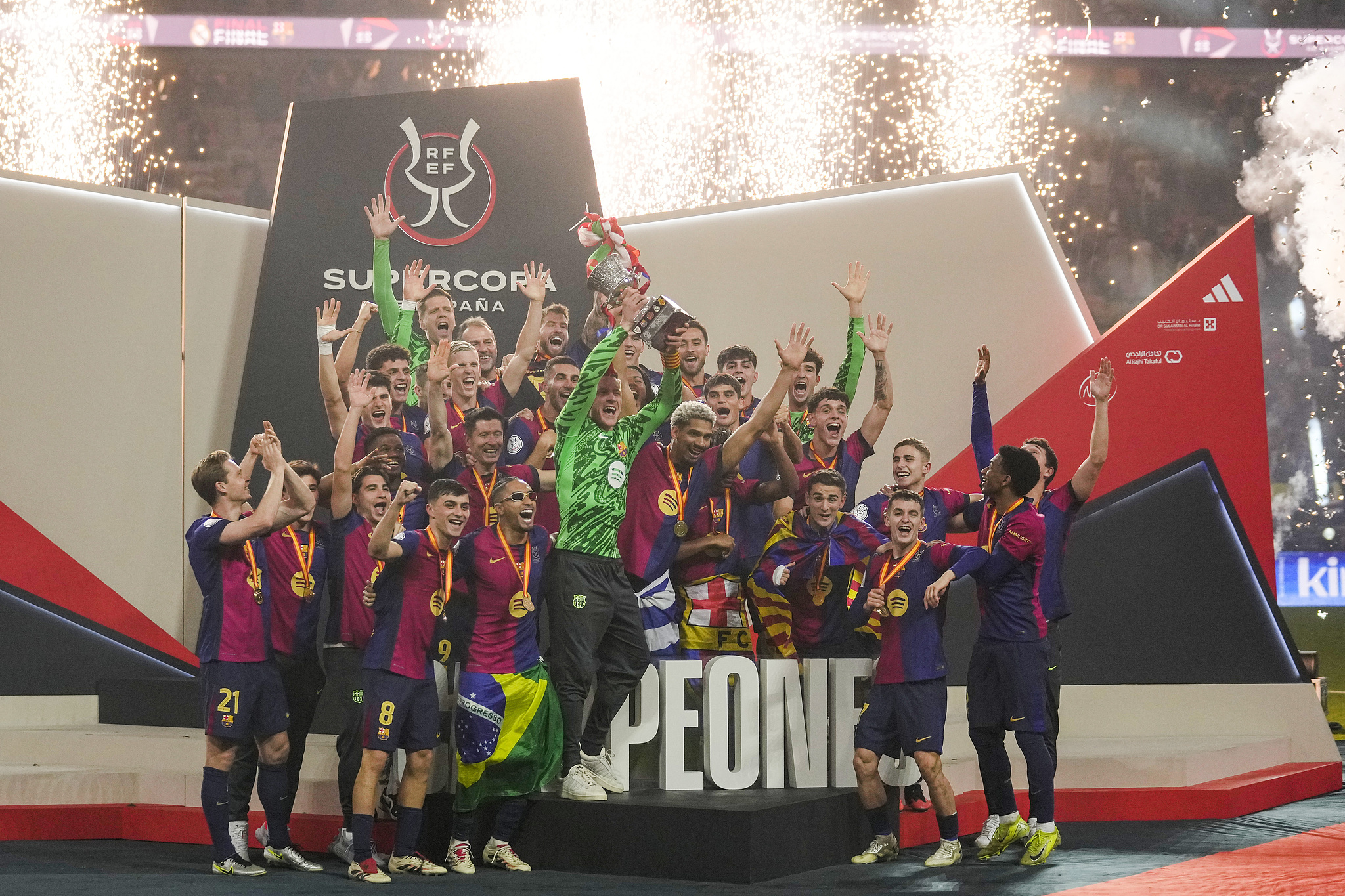 Players of Barcelona celebrate winning the Spanish Super Cup title after their 5-2 win over Real Madrid in the final at King Abdullah Stadium in Jeddah, Saudi Arabia, January 12, 2025. /CFP