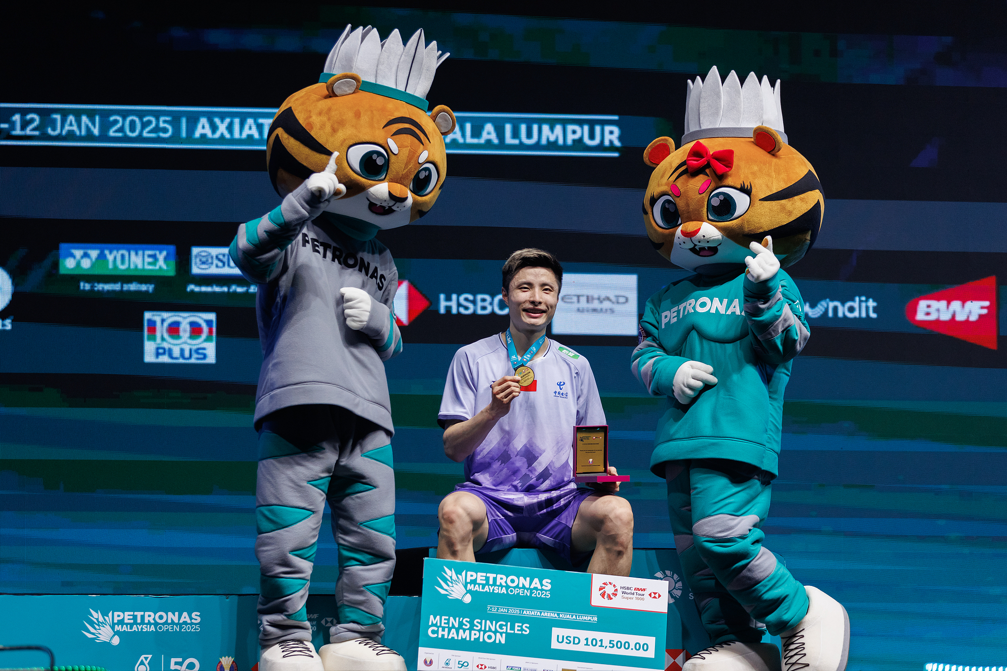 Shi Yuqi (C) of China celebrates winning the men's singles title at the Badminton World Federation (BWF) World Tour Malaysia Open in Kuala Lumpur, Malaysia, January 12, 2025. /CFP