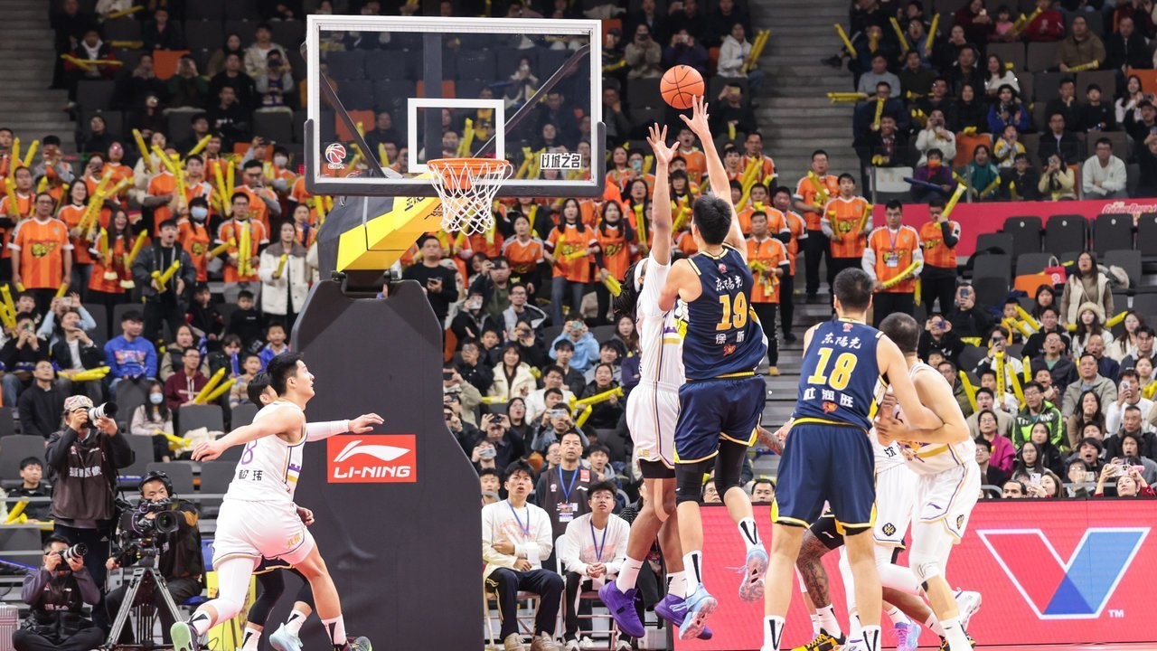 Xu Xin (#18) of the Guangdong Southern Tigers shoots in the game against the Beikong Royal Fighters in Dongguan, south China's Guangdong Province, January 12, 2025. /Xinhua