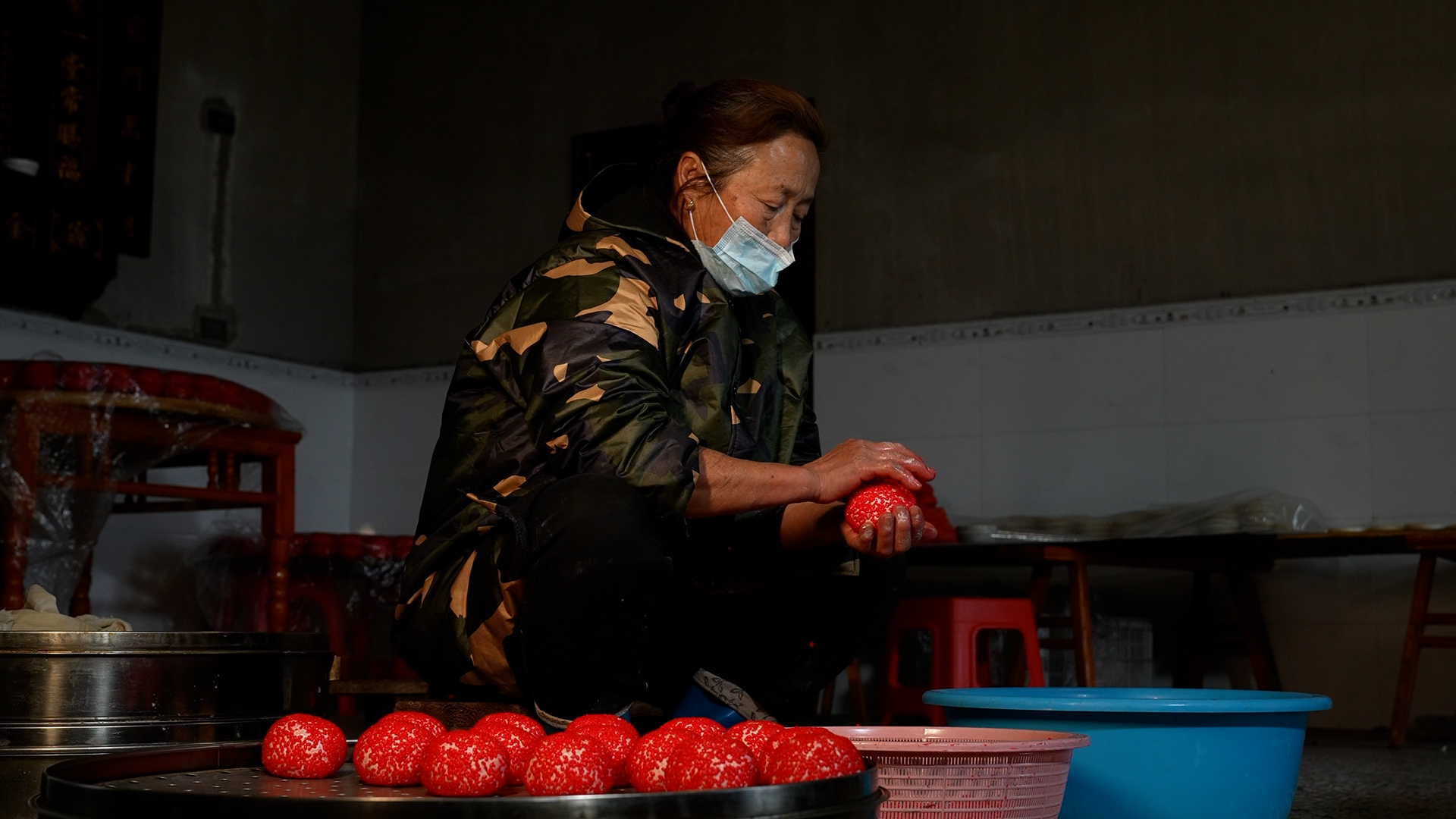 Seorang penduduk desa membuat hongba, sejenis kue beras ketan, untuk menyambut Tahun Baru Imlek di Desa Baiguo di Daerah Otonomi Yuping Dong, Provinsi Guizhou. /Foto disediakan untuk CGTN