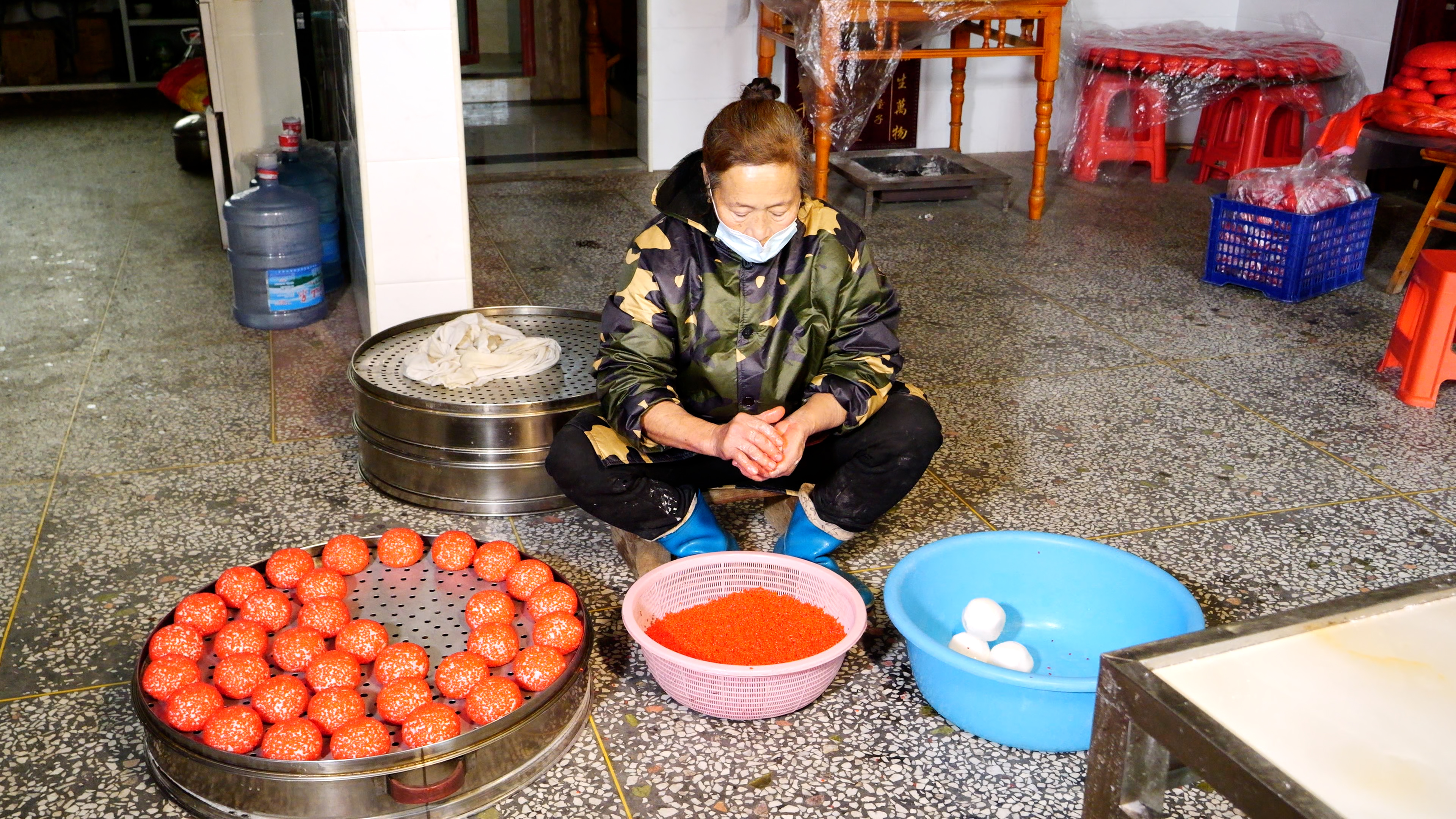 Seorang penduduk desa membuat hongba, sejenis kue beras ketan, untuk menyambut Tahun Baru Imlek di Desa Baiguo di Daerah Otonomi Yuping Dong, Provinsi Guizhou. /Foto disediakan untuk CGTN