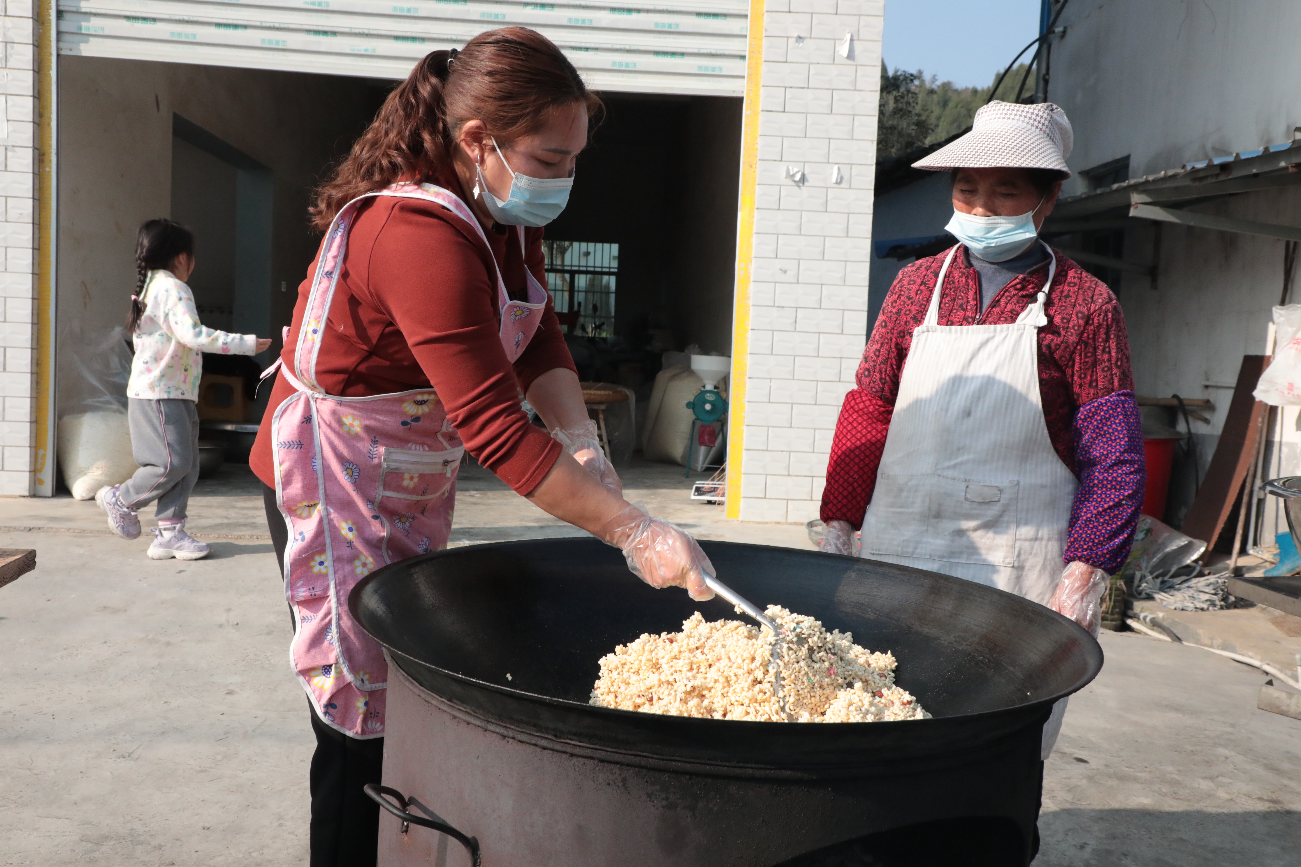 An undated photo shows the process of making the traditional Spring Festival delicacy of sesame cakes in Shimo County, Guizhou Province. /Photo provided to CGTN