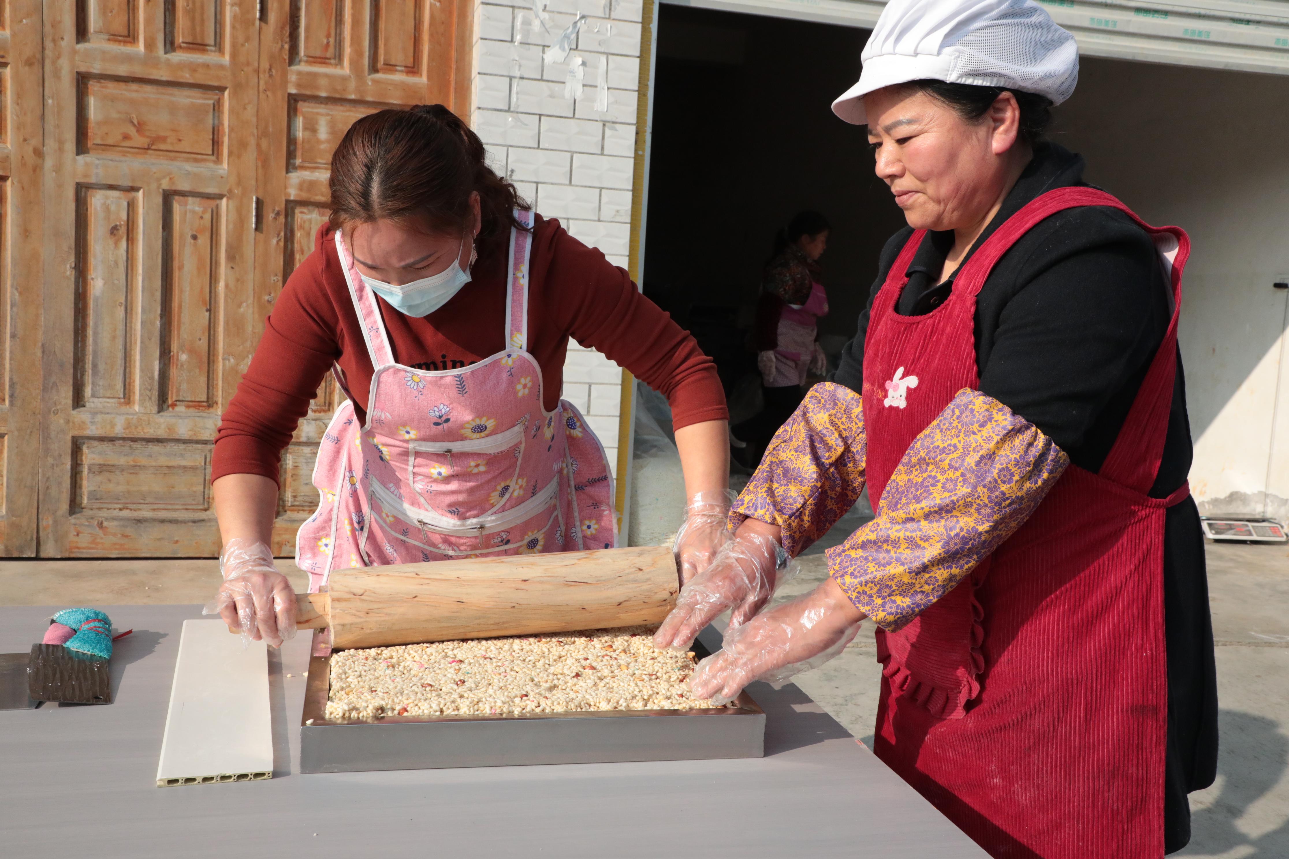 An undated photo shows the process of making the traditional Spring Festival delicacy of sesame cakes in Shimo County, Guizhou Province. /Photo provided to CGTN