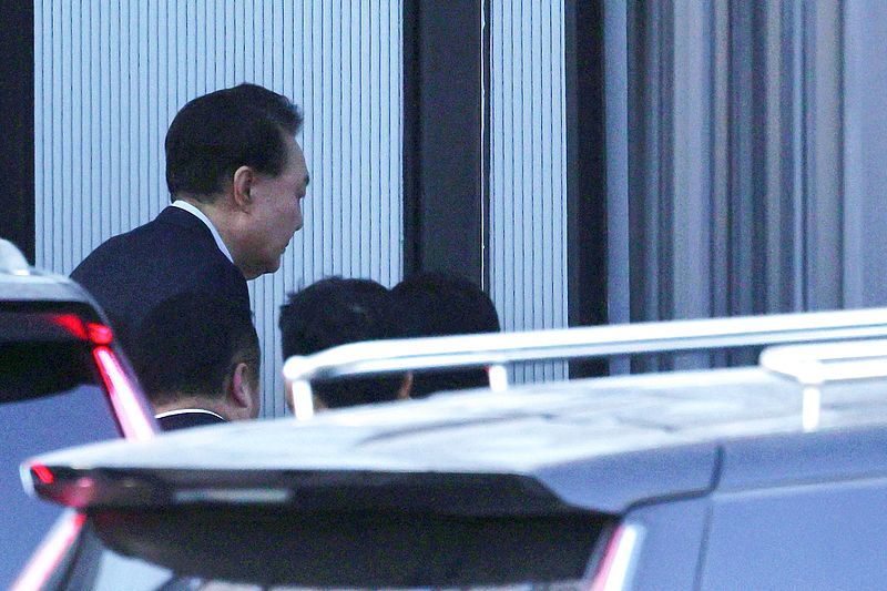 South Korea's impeached president Yoon Suk-yeol arrives at the complex building housing the Corruption Investigation Office for High-ranking Officials in Gwacheon, south of Seoul, January 15, 2025. /CFP