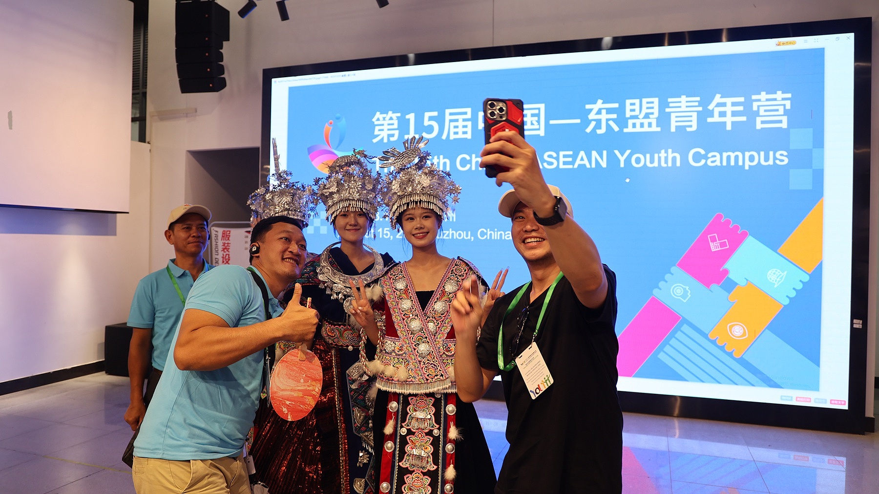 Youth representatives attending the 15th China-ASEAN Youth Campus take a photo with local students in Liuzhou, south China