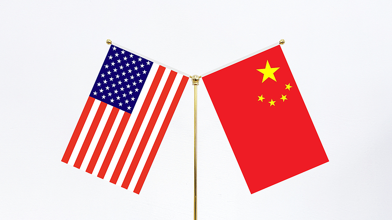 A file photo of Chinese and U.S. national flags. /CFP