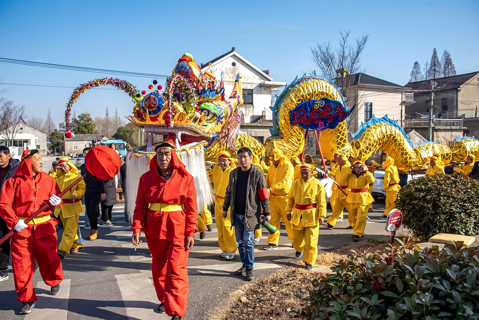 A grand dragon dance featuring a majestic 68-section dragon lantern is performed at Zhengjue Temple Village in Yangjiang Town of Nanjing, Jiangsu Province on January 17, 2025. /VCG