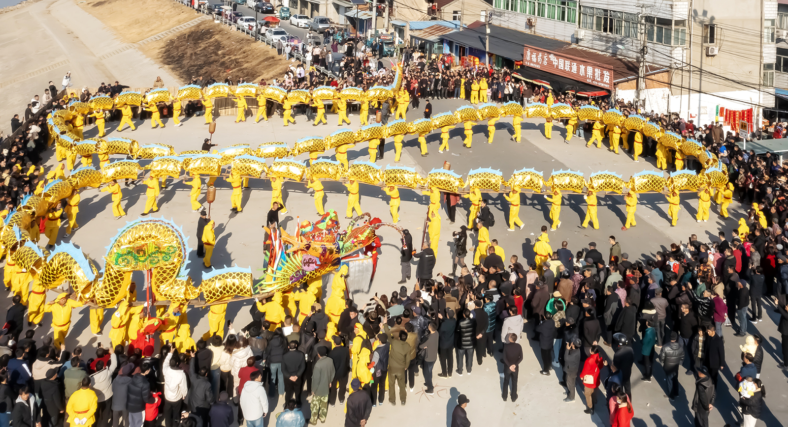 A grand dragon dance featuring a majestic 68-section dragon lantern is performed at Zhengjue Temple Village in Yangjiang Town of Nanjing, Jiangsu Province on January 17, 2025. /VCG