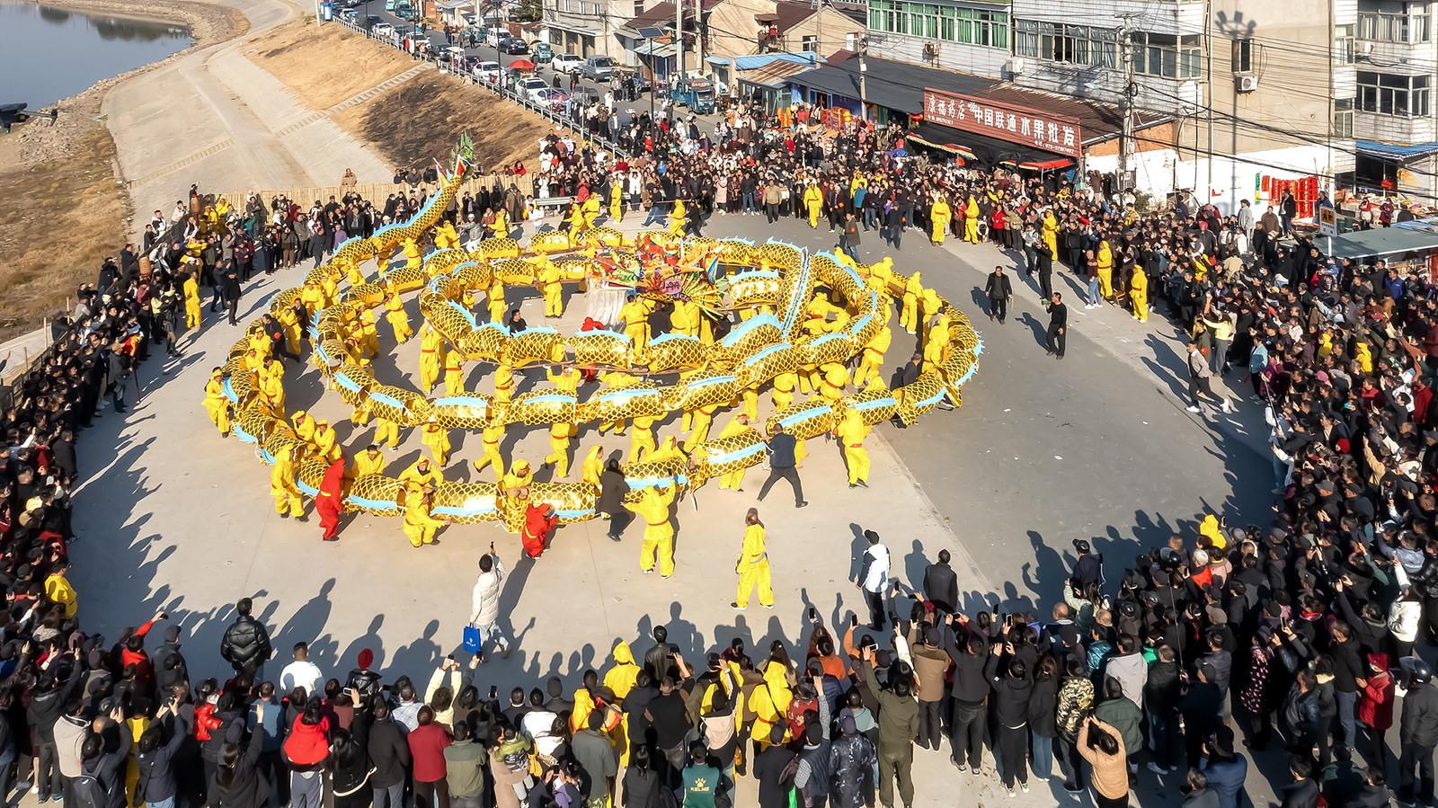 A grand dragon dance featuring a majestic 68-section dragon lantern is performed at Zhengjue Temple Village in Yangjiang Town of Nanjing, Jiangsu Province on January 17, 2025. /VCG