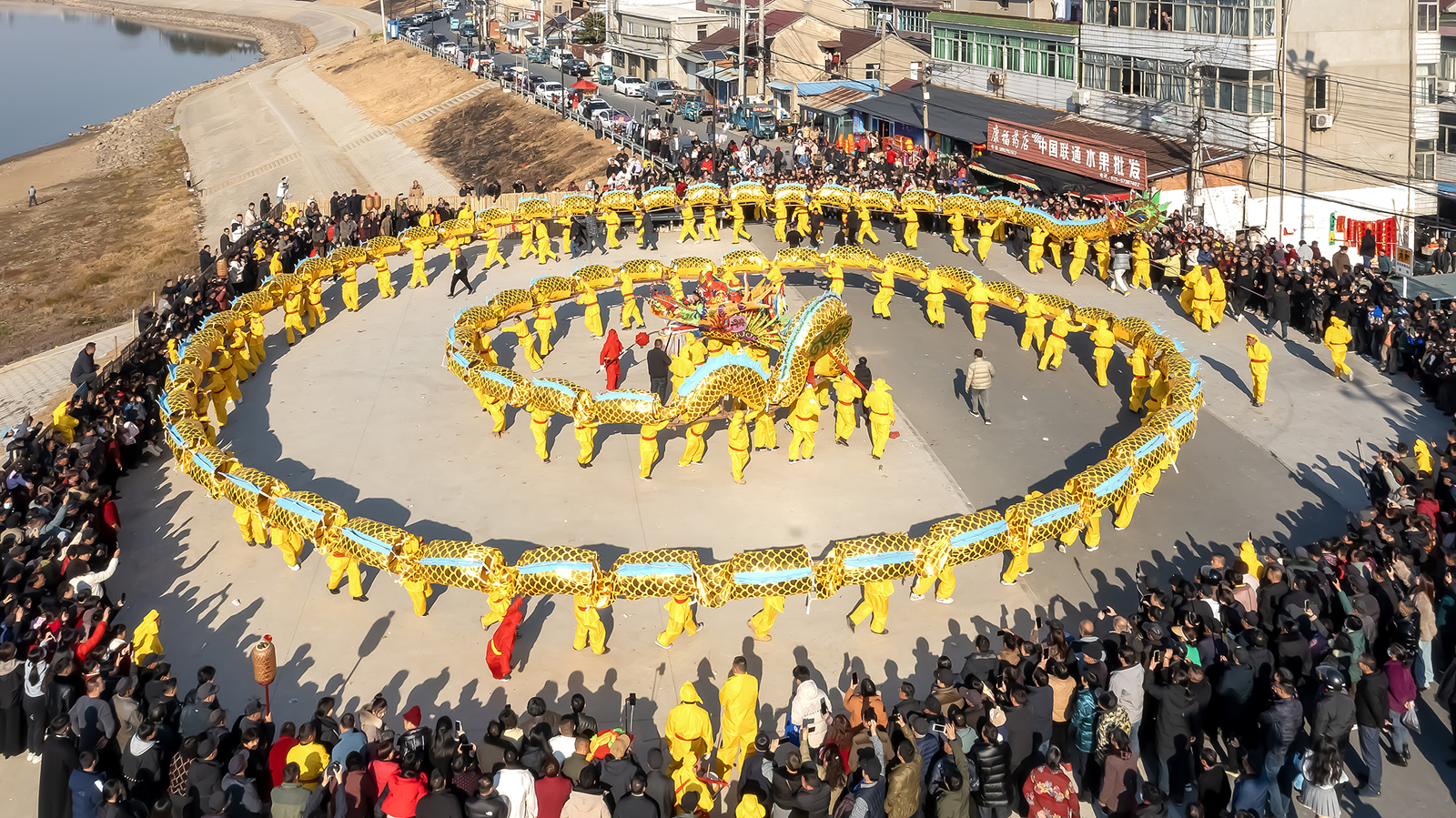 A grand dragon dance featuring a majestic 68-section dragon lantern is performed at Zhengjue Temple Village in Yangjiang Town of Nanjing, Jiangsu Province on January 17, 2025. /VCG