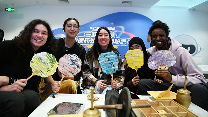 A delegation of students from Iowa of the United States visits a Traditional Chinese Medicine center in Shijiazhuang City, north China