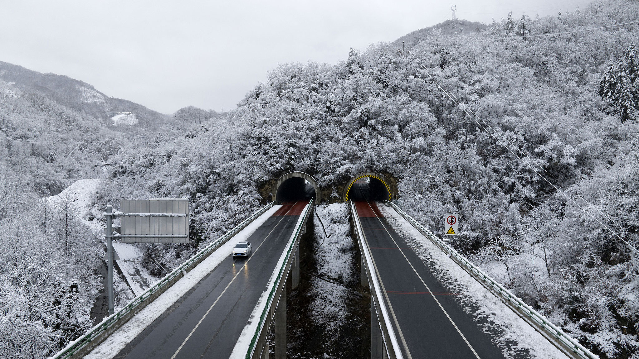 Heavy snow covers large areas near Xiangyang City, central China