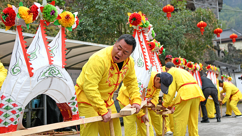 dragon dance in chinese new year