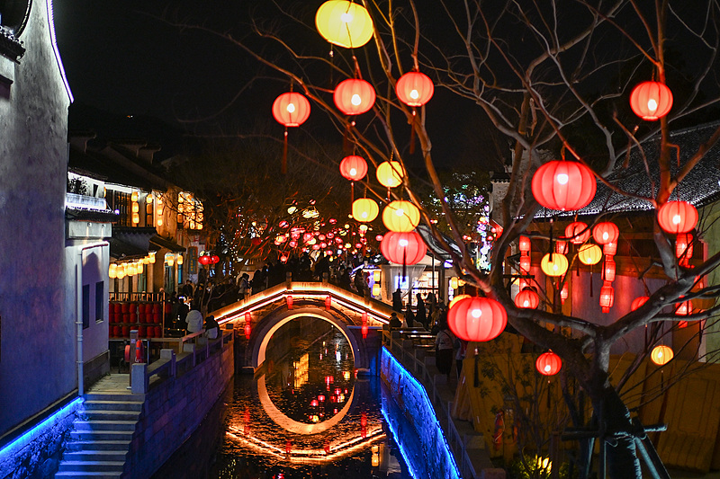 Kota Kuno Huishan di Wuxi, Provinsi Jiangsu, diterangi dengan lampu Festival Musim Semi pada tanggal 25 Januari 2025. /VCG