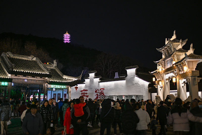 Kota Kuno Huishan di Wuxi, Provinsi Jiangsu, diterangi dengan lampu Festival Musim Semi pada tanggal 25 Januari 2025. /VCG